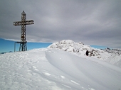 36 Croce di Cima Grem col Pizzo Arera alle spalle